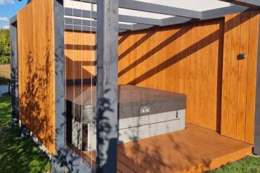 Zadaszenie jacuzzi w ogrodzie