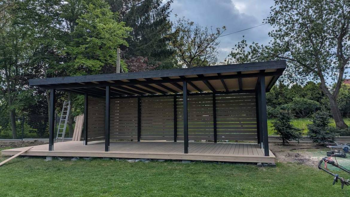Drewniane altany ogrodowe Kraków – realizacja wiaty w nowoczesnym stylu