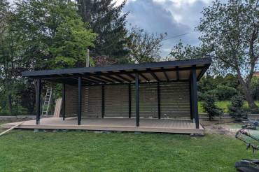 Drewniane altany ogrodowe Kraków – realizacja wiaty w nowoczesnym stylu