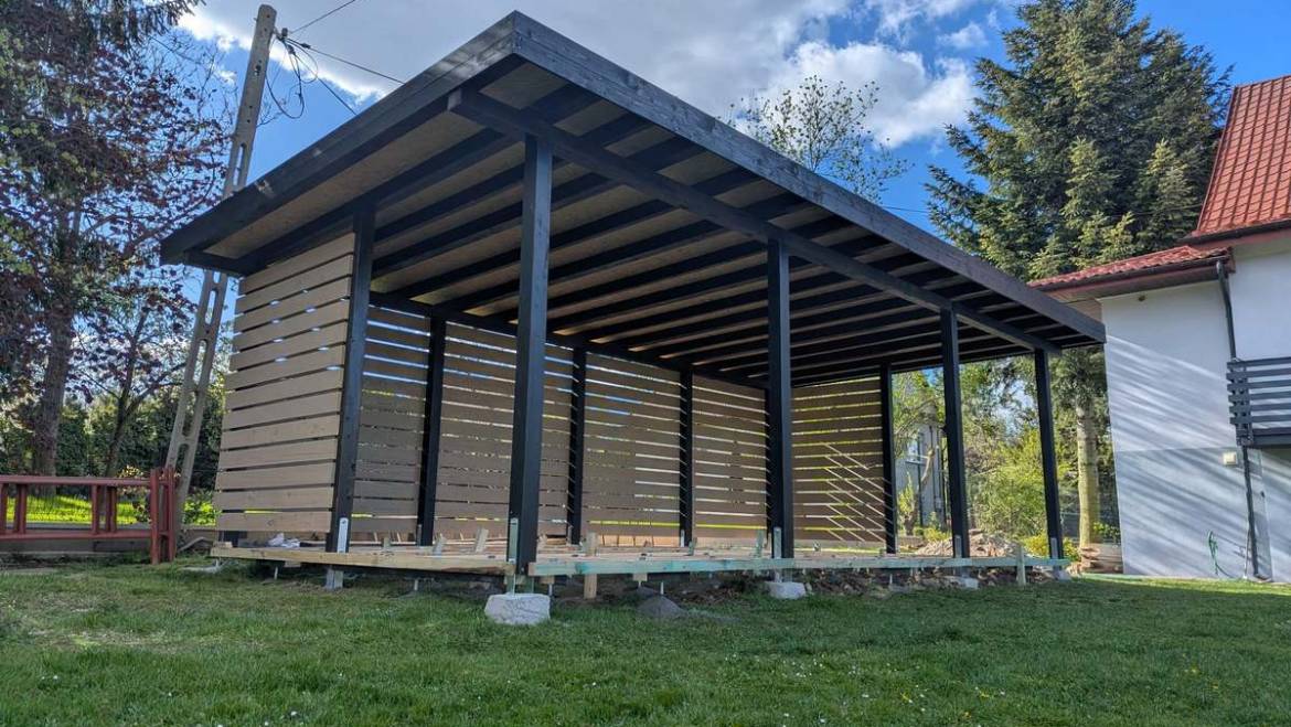 Drewniane altany ogrodowe Kraków – realizacja wiaty w nowoczesnym stylu