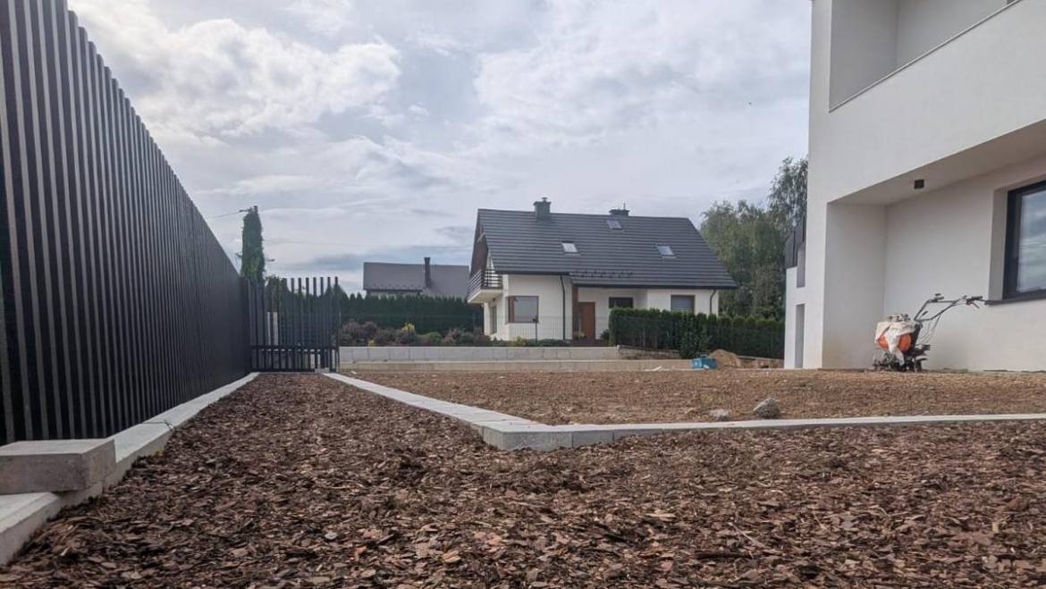 Przygotowanie terenu i 700 m instalacji – kulisy realizacji dużego ogrodu w Sierakowie