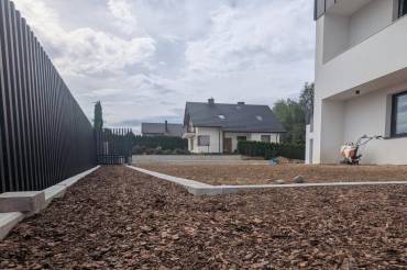 Przygotowanie terenu i 700 m instalacji – kulisy realizacji dużego ogrodu w Sierakowie