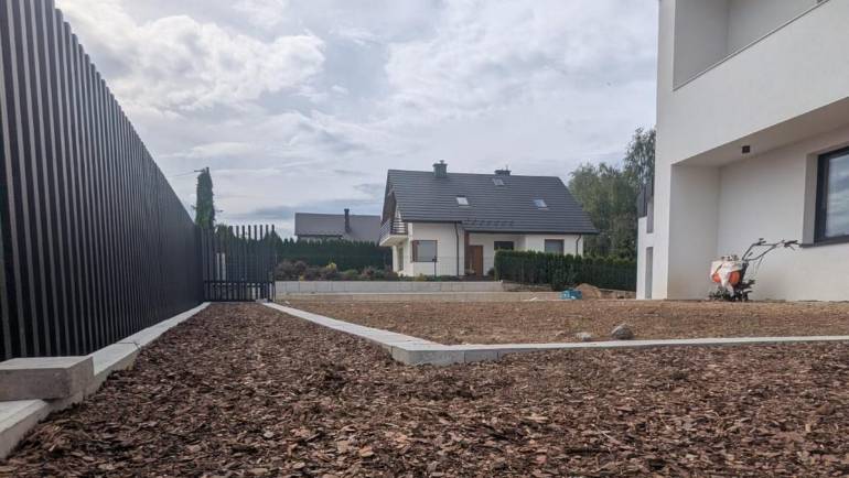 Przygotowanie terenu i 700 m instalacji – kulisy realizacji dużego ogrodu w Sierakowie
